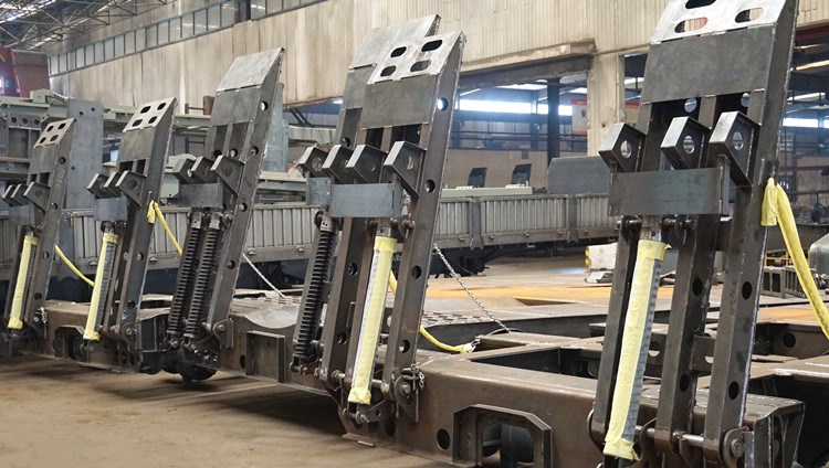 Ramp of TITAN low bed truck trailer for sale